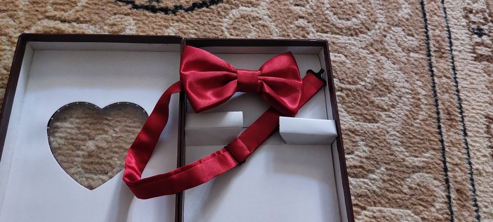 Галстук и бабочка.