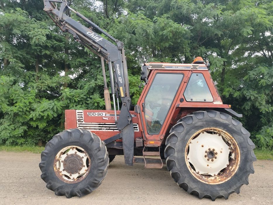Tractor Fiat Agri 100-90 cu încărcător frontal.