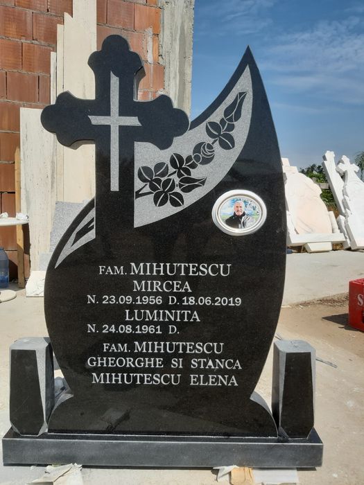 Monumente funerare cruci