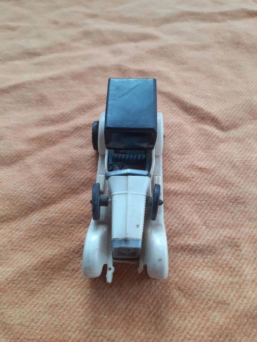 Mașină veche Isotta Fraschini de colecție.