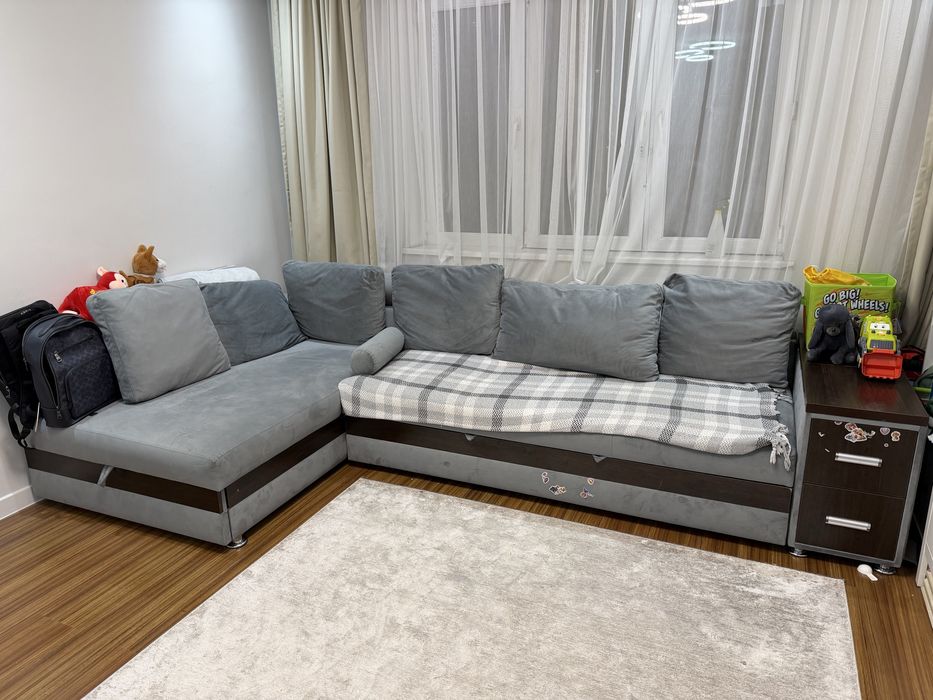 Серый угловой диван