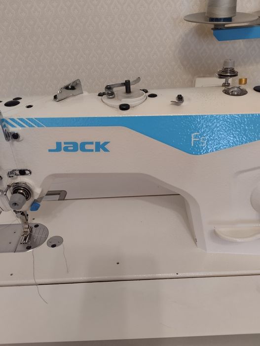 Швейная машина срочно продам