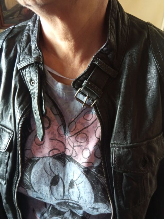 Vand geaca de piele neagra in stare buna