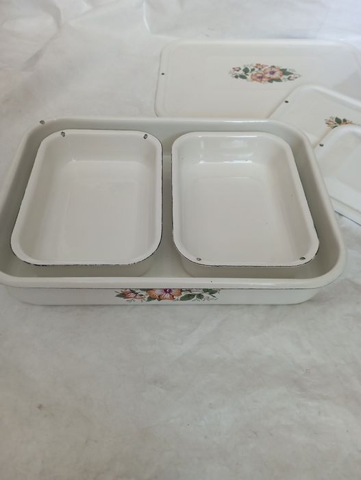 Эмалированные лотки с крышками