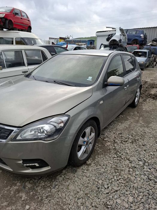 KIA Ceed 1.6 CRDI 16 V 90 k.c  6 скорости 2011 година
