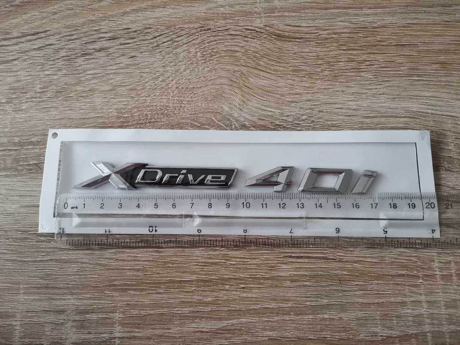 сребрист надпис BMW Xdrive 40i