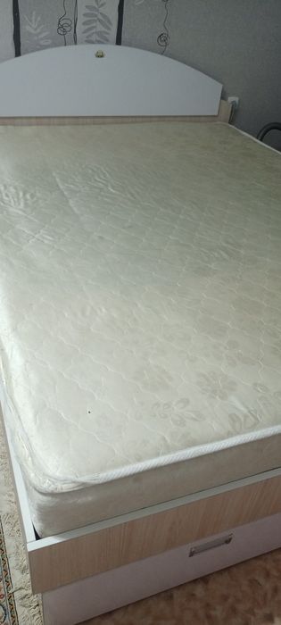 Кровать большая два шкафа