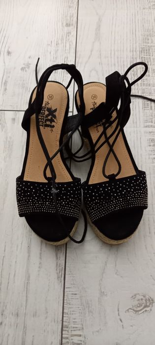 Сандали със връзки