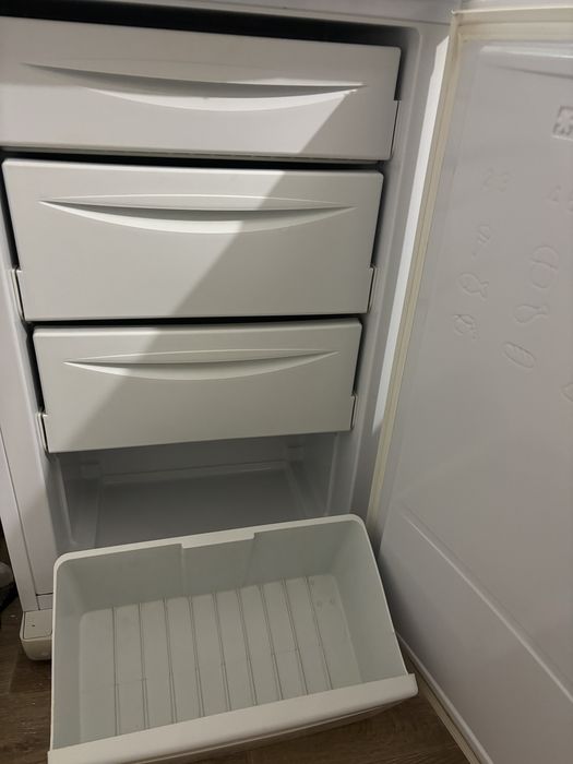 Продам морозильник Indesit