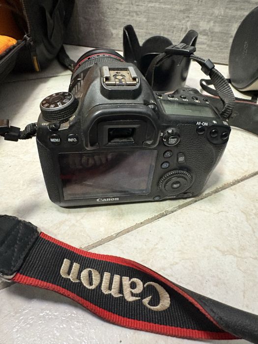 Фотоапарат Canon с два обектива Canon