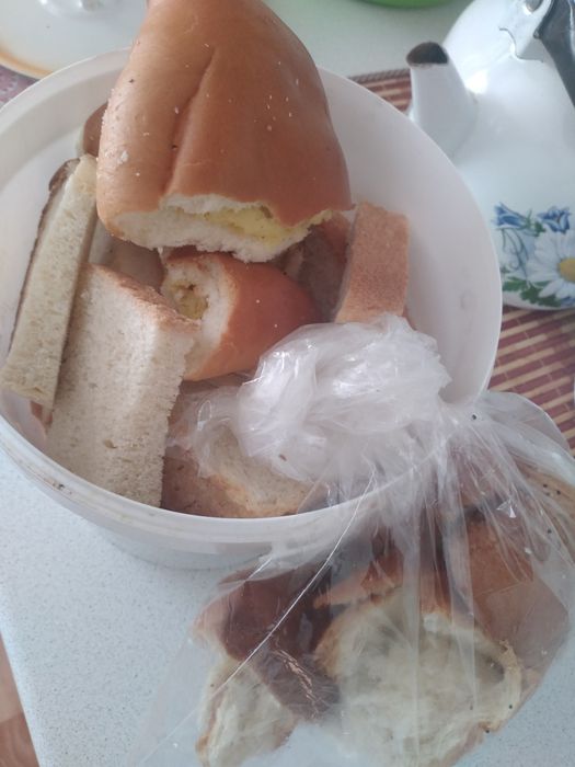 Хлеб доя собаки. Забери.