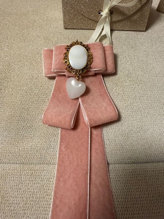 Елегантни брошки