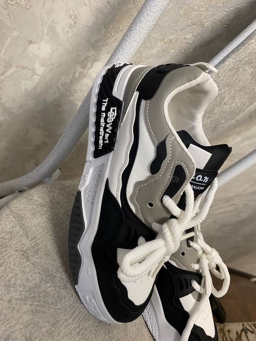 Продам кроссовки новые