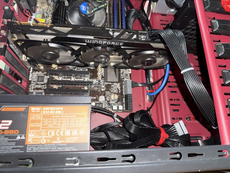 Pc intel i5 2500k, 16gb ram, GTX780ti 3gb, ssd 512gb.