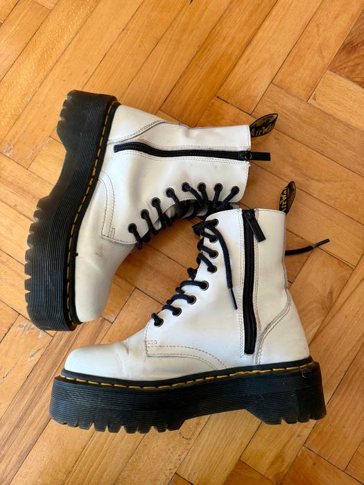 Продавам кожени кубинки Dr. Martens
