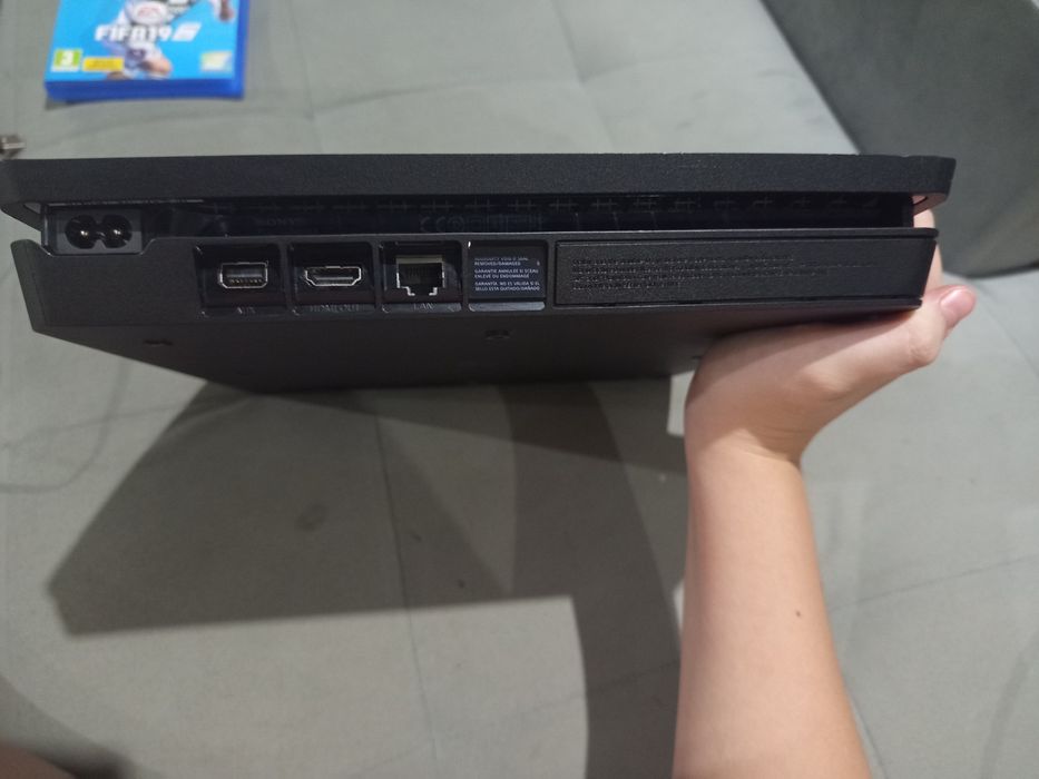 PS4 slim 400 gb със ipega charging dock + 5 игри