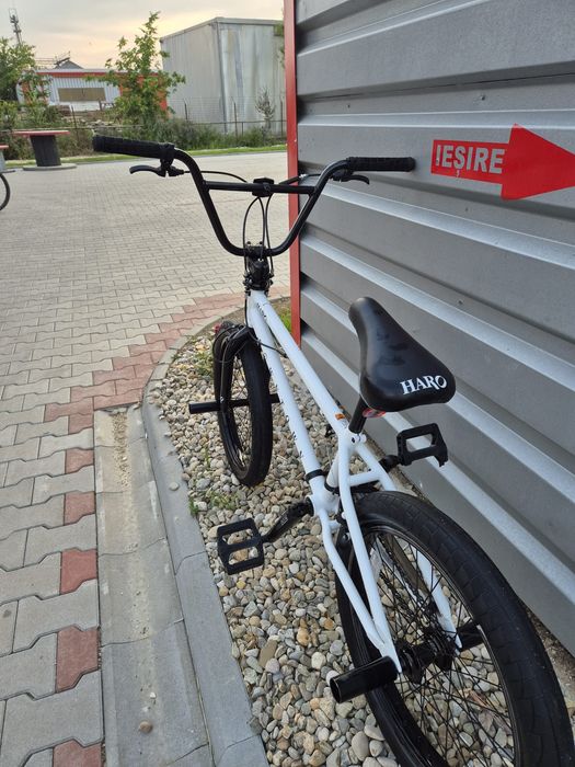 Vând bicicleta în stare foarte bună bicicle bmx
