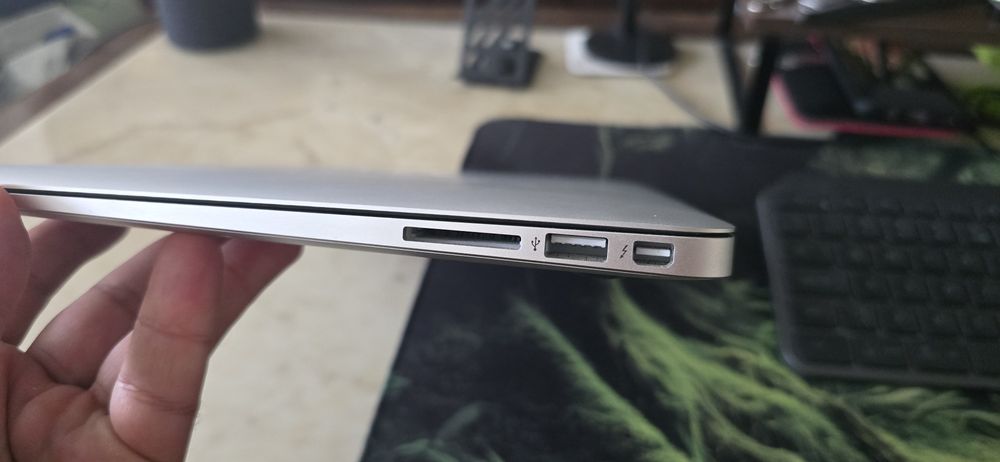 MacBook Air A1466 EMC 2632 – Отлично състояние с Windows 10