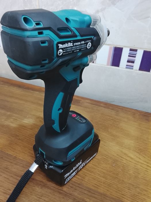 Înșurubat cu impact Makita DTW 285 cu o baterie de 6a Nou