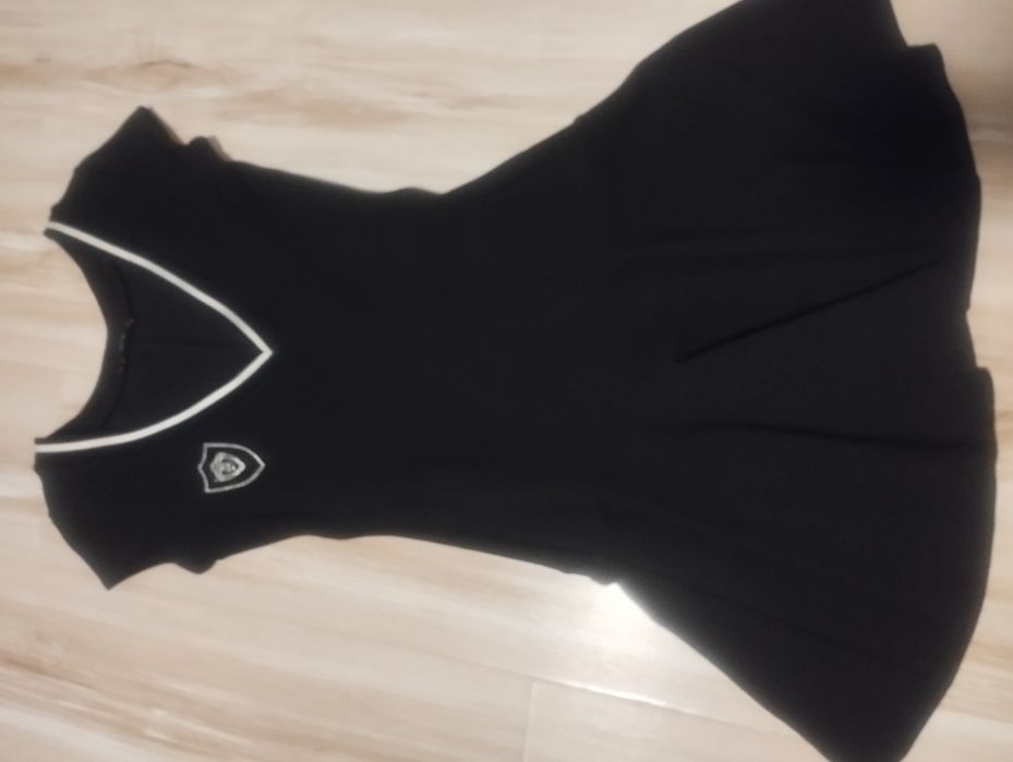 Avin рокля с емблема