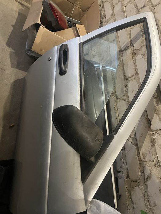 Продам две двери капот багажник приора