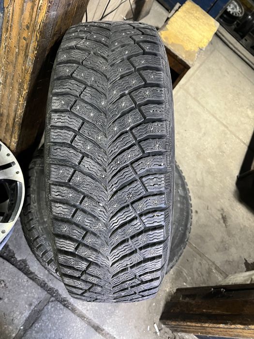Продам почти новый комплект резины