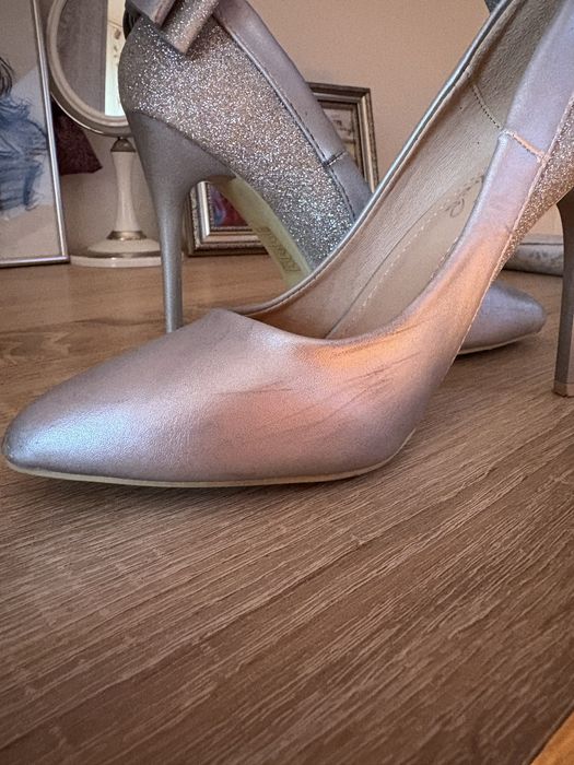 Pantofi cu toc și fundițe