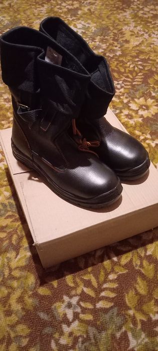 Спец  керзачи новые.