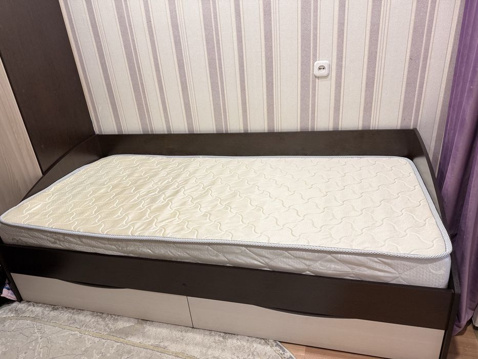 Продам кровать с матрасом