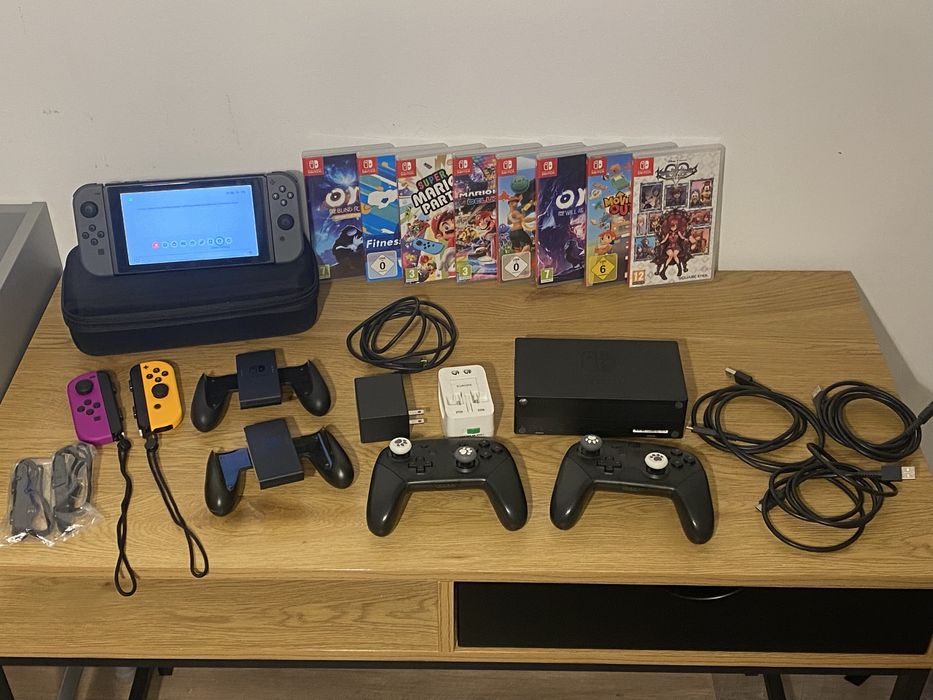 Pachet consolă Nintendo Switch + acesorii și 8 jocuri