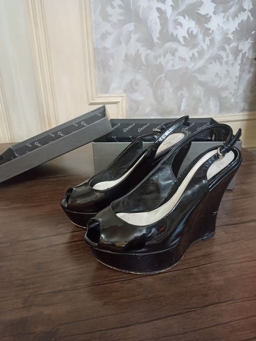 Срочна сотилади женская обувь