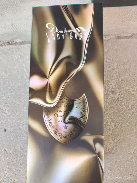 Продавам 2 празни бутилки от шампанско Дом Периньон