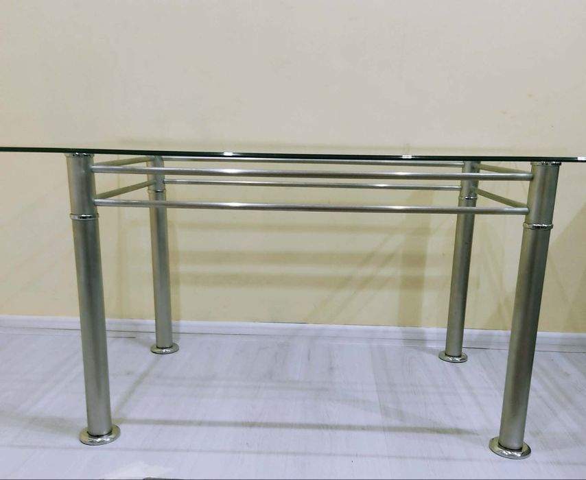 Маса и табуретки