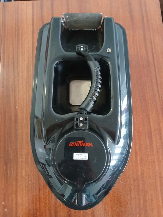 Прикормочный кораблик с эхолотом