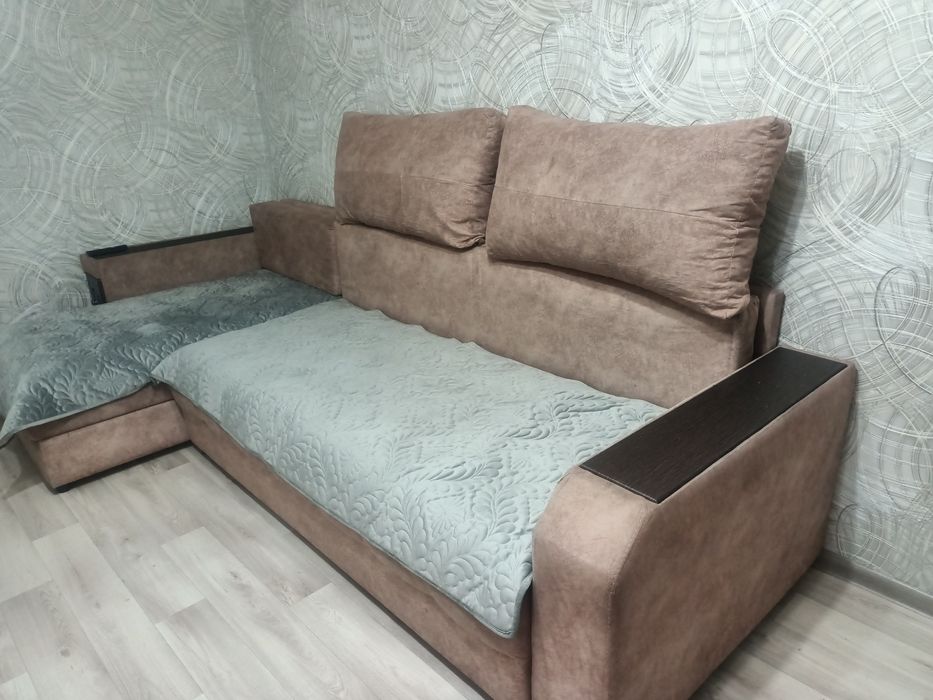 Продаем  два дивана