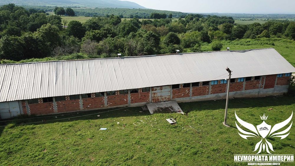 Селскостопанска сграда, обор, склад 530кв. и земя 3700кв. с.Тополово