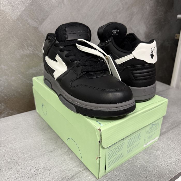 Off-white be right back / out of office