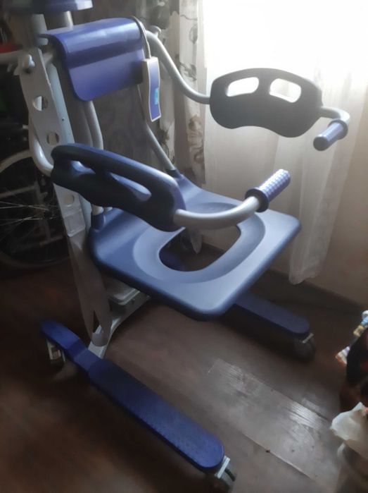 Scaun medical, cu elevator si cantar electronic, Arjo Calypso