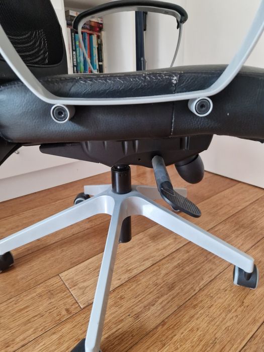 Въртящ се офис стол с две степени на нагласяне (височина и наклон)