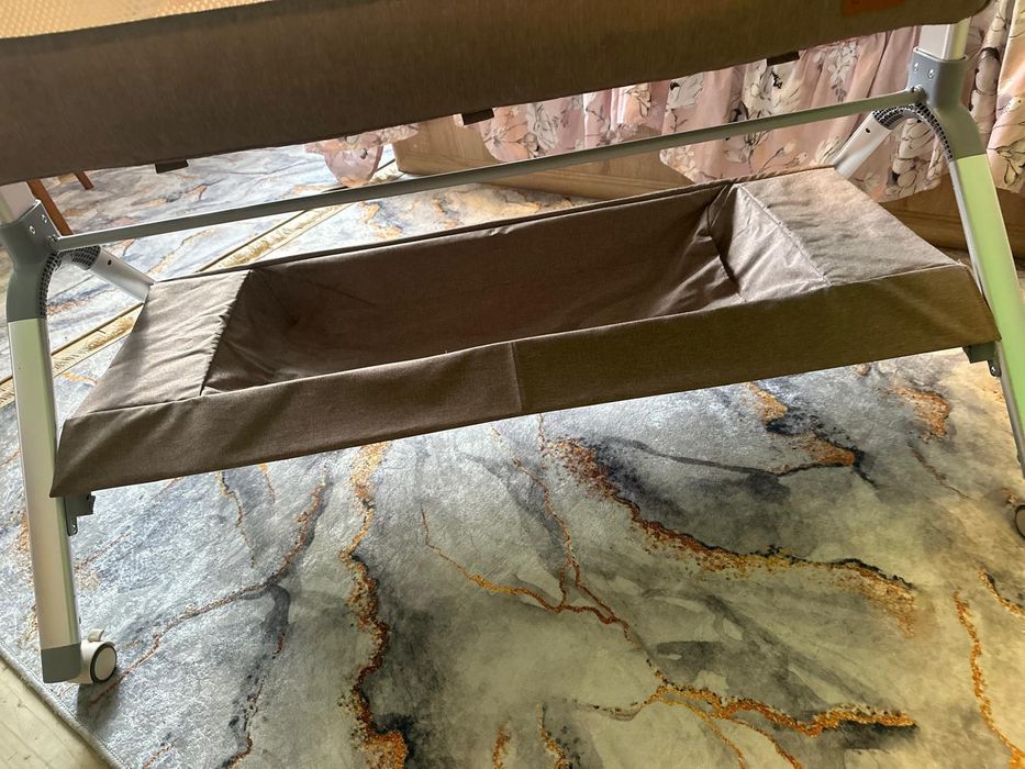 Pătuț electric cu balansoar