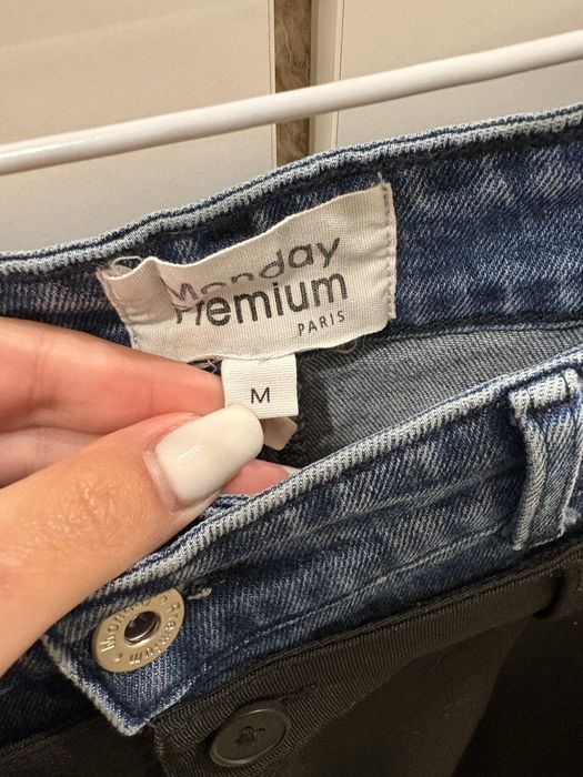 Черен елегантен панталон с висока талия, комбиниран с деним акцент