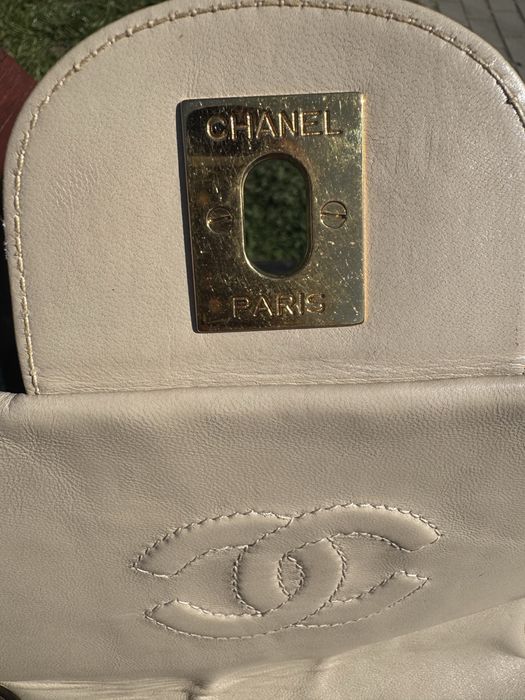 Vintage Chanel din piele naturla placat cu aur