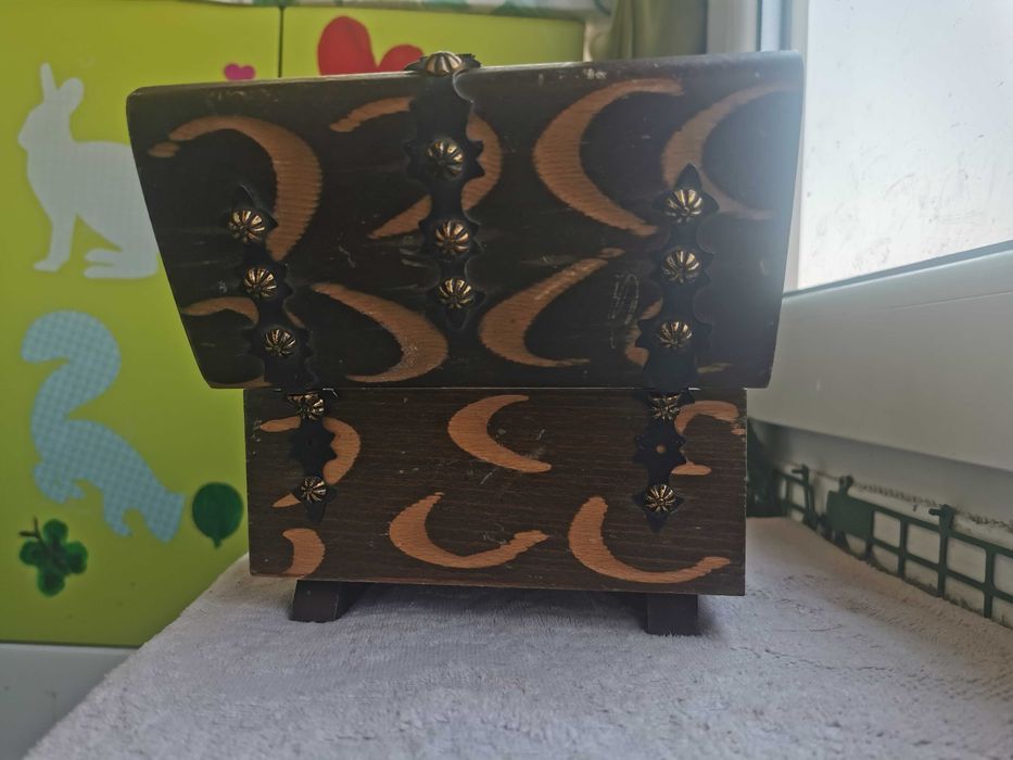 Cutie de bijuterii din lemn ,veche