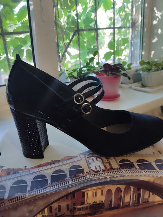 Продам женские туфли