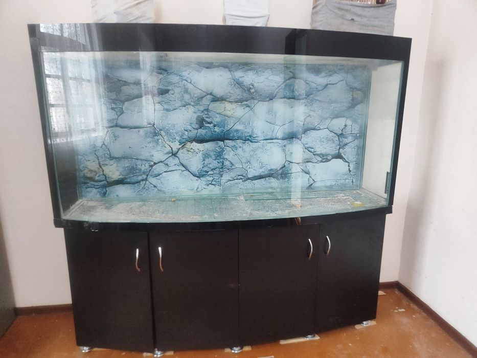 Akvarium sotiladi