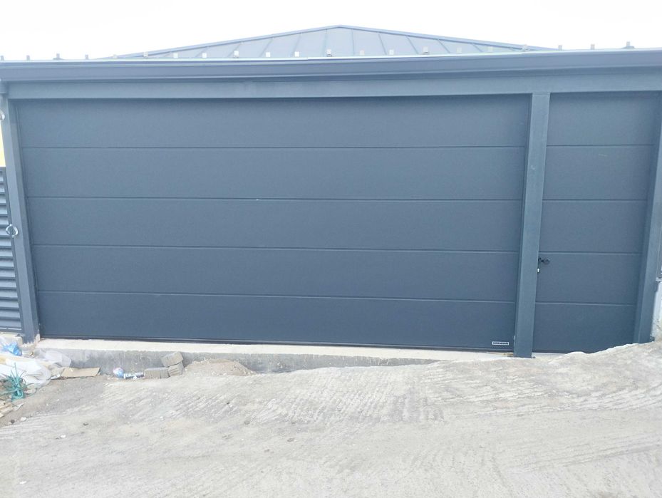 Немски гаражни секционни врати Хьорман с размер 3000х2250