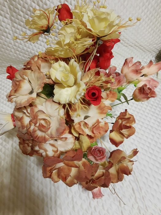 Цветя 32 бр.изкуствени в керамична ваза ръчна изработка