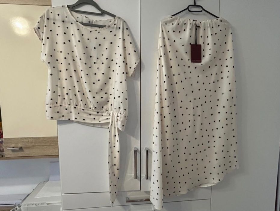 Costum cu fusta si tricou