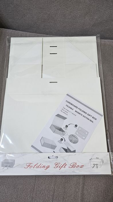 Продам подарочные коробки белые