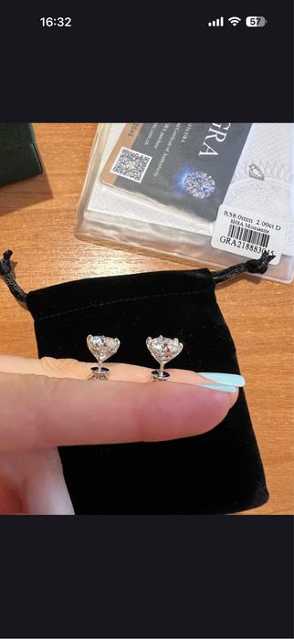 Пусеты с муассанитом. 2 карата. Новые.